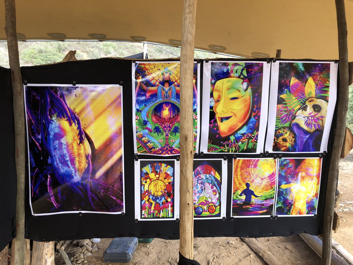 Super difficult to assemble my prints with this wind, but it’s ready. 
Wish it could look better but we need to adapt. 

Art gallery at Atman Festival. 😁✨