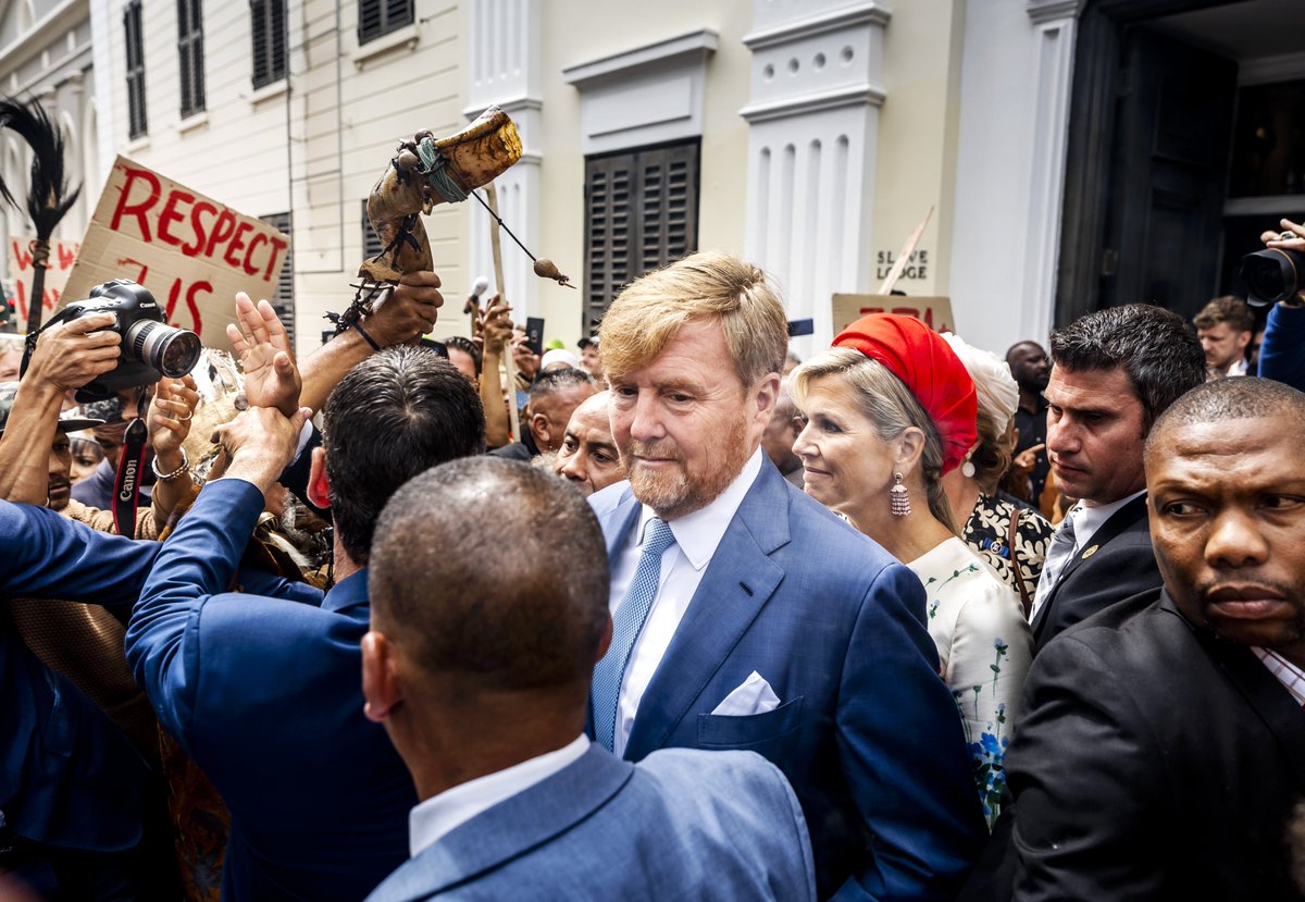 Joop_nl's tweet photo. Demonstranten bij slavernijmuseum verwijten Koning gebrek aan aandacht voor onderdrukking https://t.co/llo03J2rSY https://t.co/lPi9mEdeiN