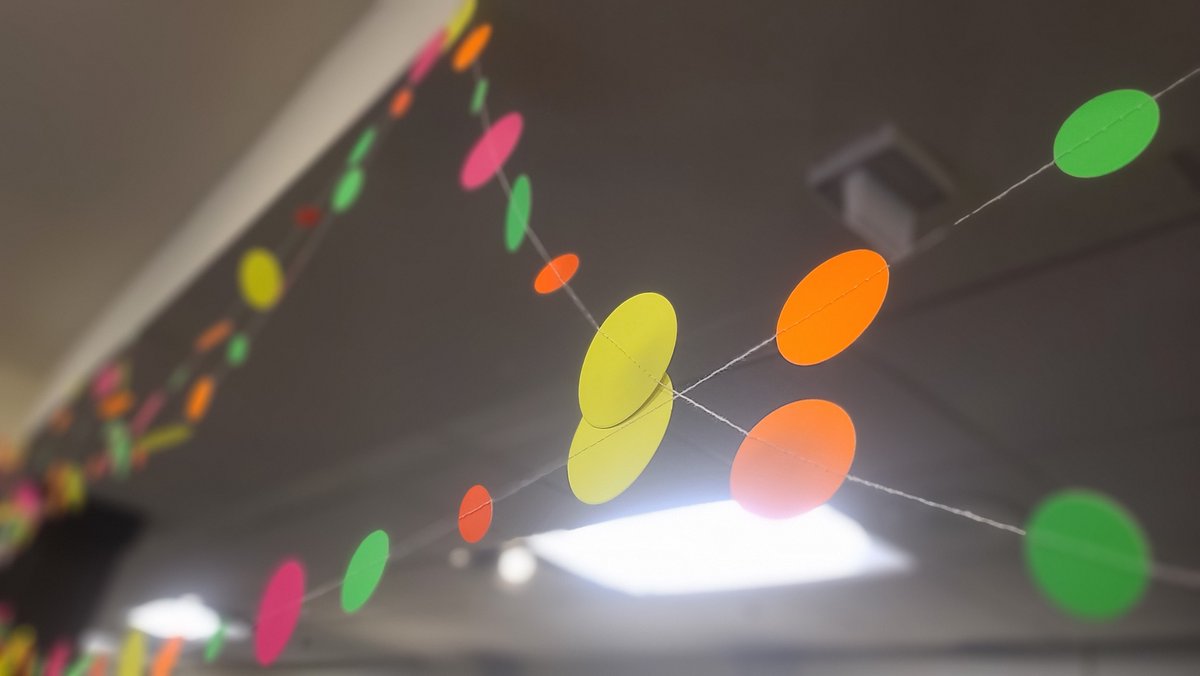 VioletSpringsHC's tweet photo. Everyone is hard at work decorating for our #electrifying 80s Theme Dinner! #TrilogyLiving #TrilogyThemeWeeks #TrilogyBFF #DancingthroughtheDecades #TrilogyIsElectric https://t.co/83JlDmXvbc