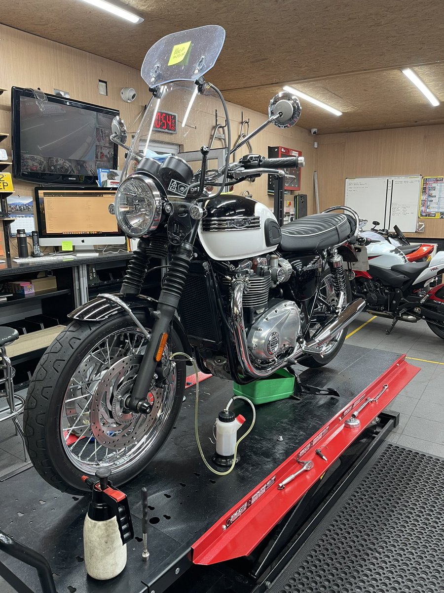 So the Triumph Bonneville T120 has had its pipes sorted so now its time for the intermediate service before we remove the faulty alarm and give it an upgrade with the @datatool Tracker.

#drtepi #diaryofamotorcyclemechanic #triumph #triumphmotorcycles #triumphbonneville