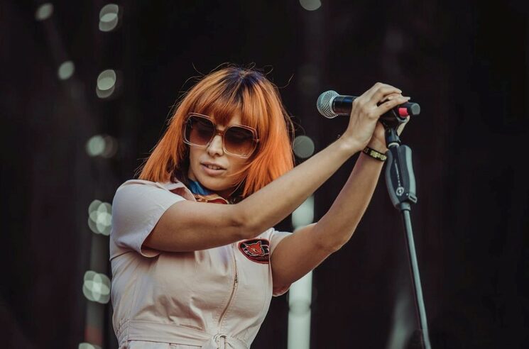 En los últimos años, Nat Simons se ha convertido en una refrescante revelación: de ser una de las mayores referencias de la música americana en España a convertirse en una de las artistas más poderosas en el rock alternativo nacional.
El próximo sábado 28 en HellDorado