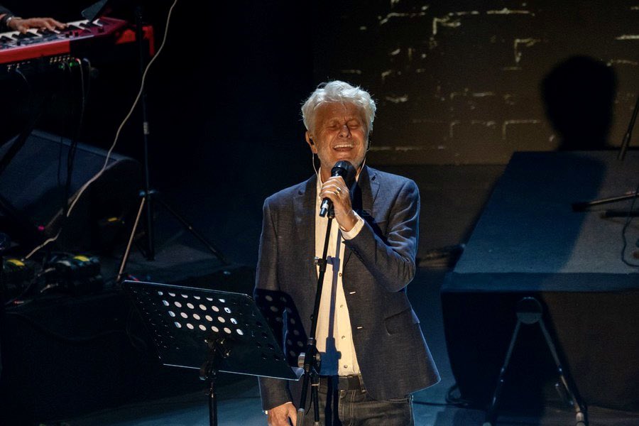 roncellamare's tweet photo. Ricevere il Premio Tenco a questo punto della mia carriera ha un sapore bello e inaspettato. La Canzone d’autore è una dimensione che ancora esiste e resiste, ed è importante celebrarla. E non potevo non farlo se non cantando la meravigliosa “Lontano lontano” https://t.co/UsndUQalry
