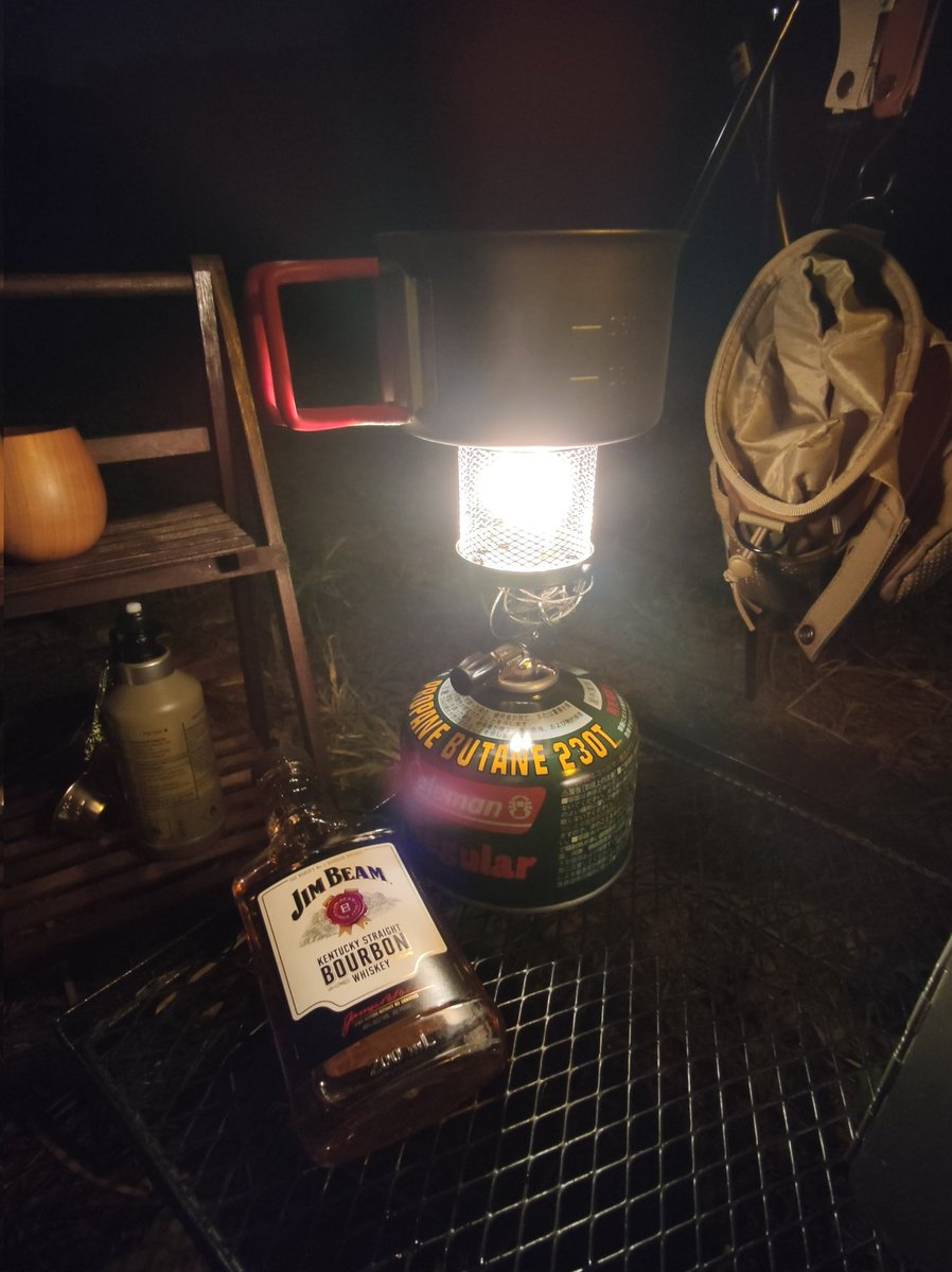 TO9rp's tweet photo. ランタンでお湯割りとかしてカッコつけたつもりになってみる

#大して飲めない　#キャンツー　#キャンプ　#キャンプ好きと繋がりたい　#キャンプ好きな人と繋がりたい　#ソロキャン https://t.co/cpYLkNZRbO