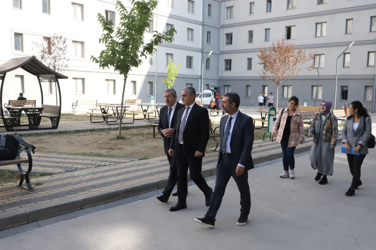 BursaKYGM's tweet photo. Kredi Yurtlar Genel Müdürlüğü Öğrenci Beslenme Hizmetleri Daire Başkanı Tuncay Biçer ile Süleyman Çelebi Öğrenci Yurdumuzda genç kardeşlerimizle bir araya gelip sohbet ettik. https://t.co/NpleLRN7yO