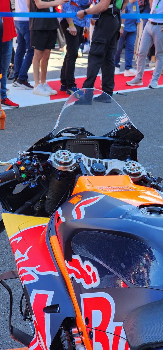 ATENCION: Se invierte el horario de las carreras de la cat. MOTOGP la carrera será hoy en la noche a las 12:10am. Y la Tissot Sprint mañana a las 11 de la noche. Motivo: el viento en la pista el día Domingo.