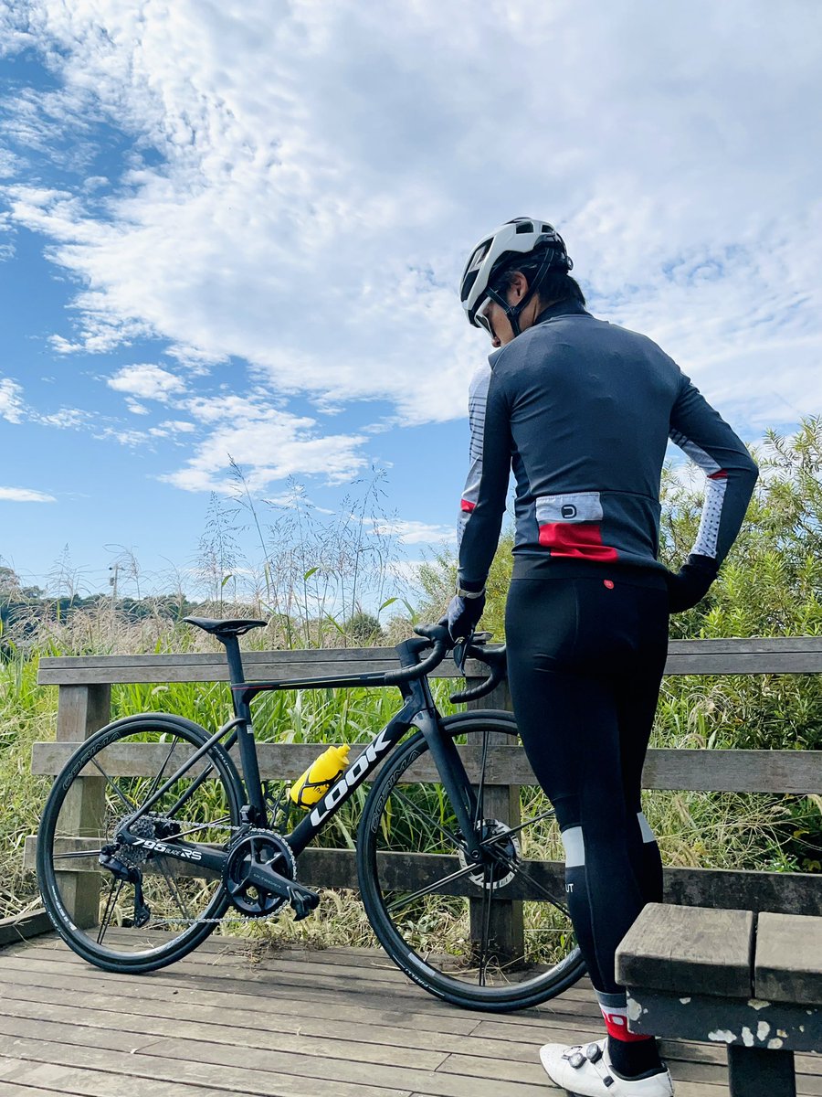 hashiken710's tweet photo. DOTOUT の秋冬新作サイクルウェアと、LOOK の新型795 ブレード2 RS。はじめて乗るバイクとはじめて袖を通すジャージはいつもワクワクする。
#DOTOUT
#LOOK https://t.co/VGXvSJdrCb