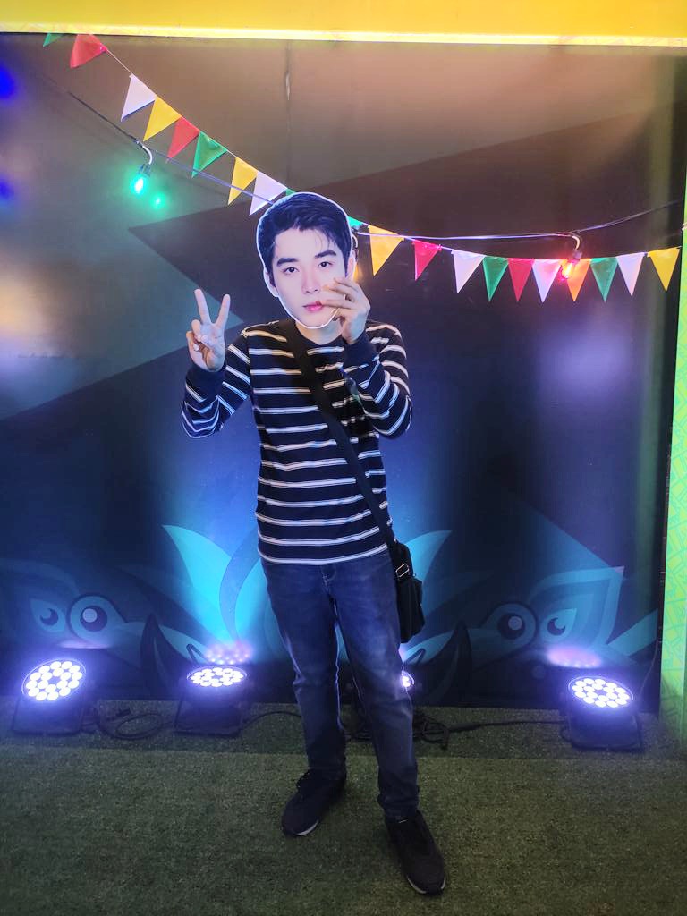 JheiWook's tweet photo. Pasensya na ACEs wala na kasi ang Standee ni Gelo kaya ako na lang naging standee nya huhuhu!!!!

SMARTxTeamACEsNegrosOccidentalCollaboration 

#SMARTMASSKARA
#PoweredUpSmart
#MassKaraFestival2023 #BGYO https://t.co/p59Dq0e891