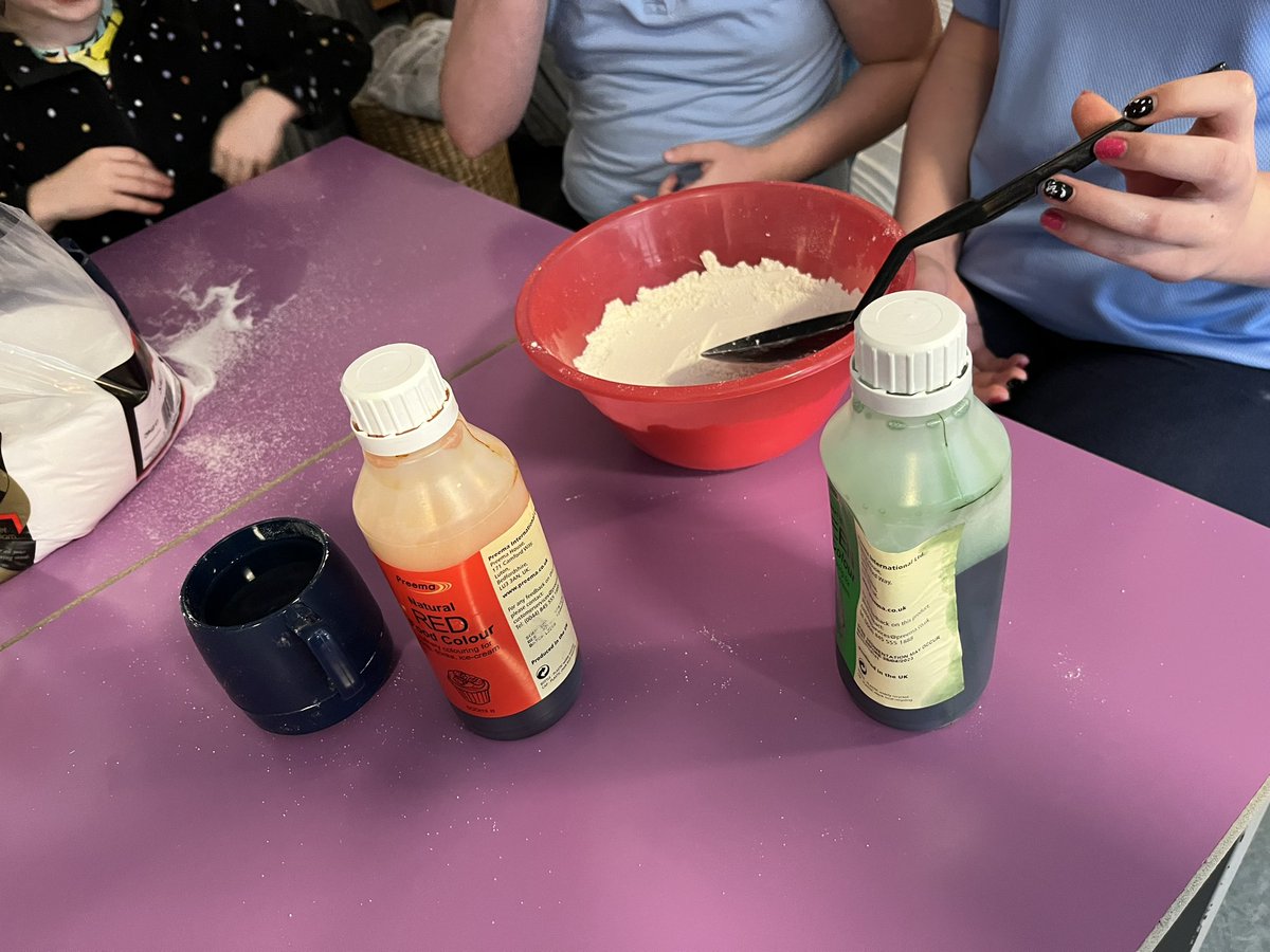 BennieErin's tweet image. This week we worked in pairs to make play dough #turntaking #sharing #measuring @SimpsonPrimary