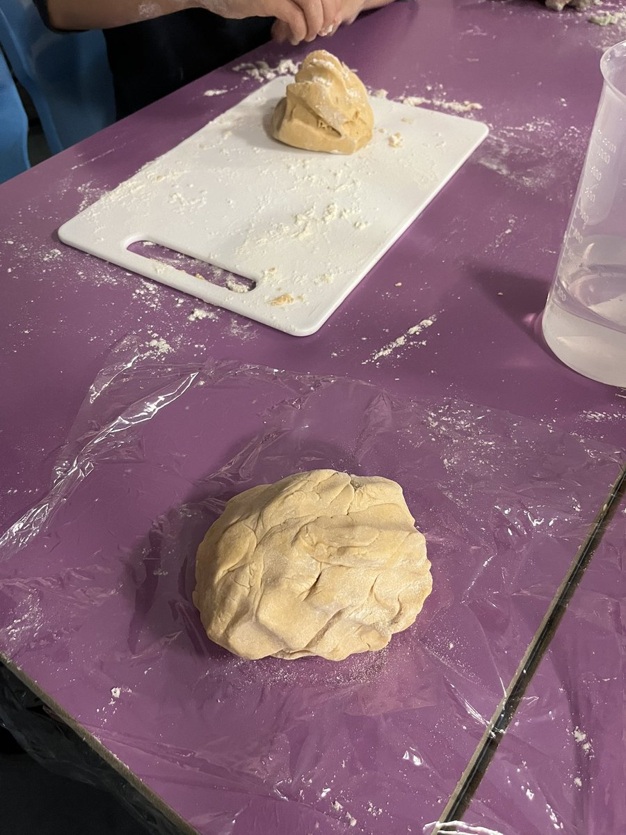 BennieErin's tweet image. This week we worked in pairs to make play dough #turntaking #sharing #measuring @SimpsonPrimary