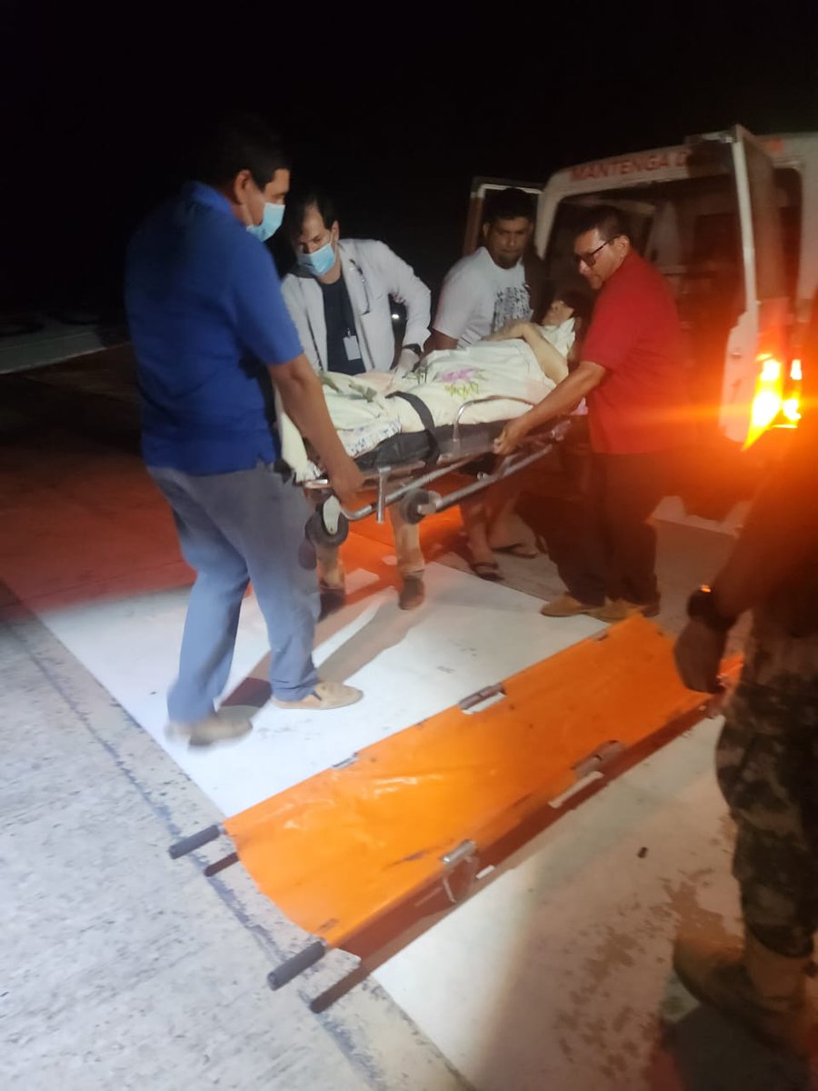 elnacionalpy's tweet photo. EL PARAGUAY QUE DUELE | 🇵🇾

🔹Falleció Don Mariano Abreu, el paciente de Fuerte Olimpo que necesitaba atención médica urgente y no llegó a tiempo. 

🔹Habitantes iluminaron la pista del aeropuerto con motos o autos para que pudiera aterrizar un avión civil que vino a auxiliarlo. 

🔹Ya hay 2 muertes similares en el lugar en solo en 1 semana.

Vía @fatimagaray