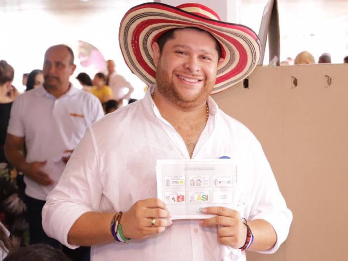 Orlando Benítez del Partido Liberal, gobernador de Córdoba, y aliado del gobierno Petro, fue censurado en el evento de "Gobierno Escucha". Gustavo Petro no lo dejó hablar. El comunismo pisandose las mangueras. Alcaldes y población en Córdoba indignados con los mismos por los que