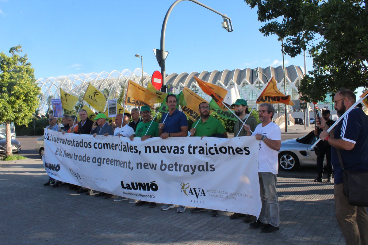 🇪🇺 <a href="/UnioLlauradora/">La Unió Llauradora i Ramadera</a> i <a href="/ava_asaja/">Associació Valenciana d'Agricultors</a> han protestat a València, malgrat desautorització @DGobiernoCV, contra acords comercials que la UE subscriu amb tercers països per la seua falta de reciprocitat i competència deslleial que generen. Volem informes impacte 
👉 acortar.link/7FSytx