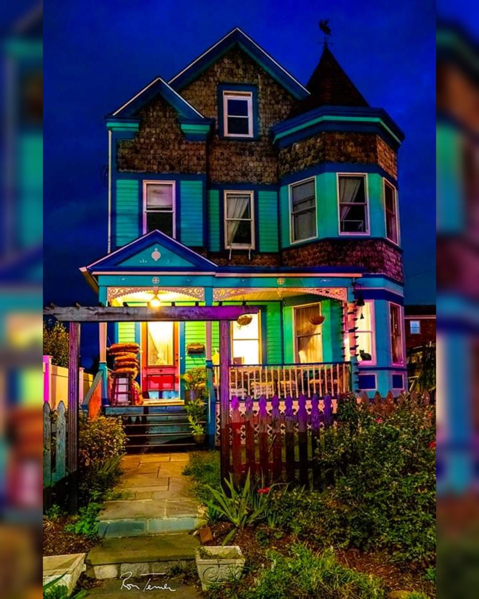 fromTheBronx's tweet photo. City Island at night. The Bronx, USA. PHOTOS: @Ronaldterner
.
.
.
#regram #thebronx #bronx #fromthebronx #fromthebronxtotheworld #thebronxdoesitbetter #iamthebronx #wearethebronx #thebronxnyc #thebronxusa #nyctourism #ronterner #cityisland #focalpointgallery https://t.co/Z4eIqkfzps