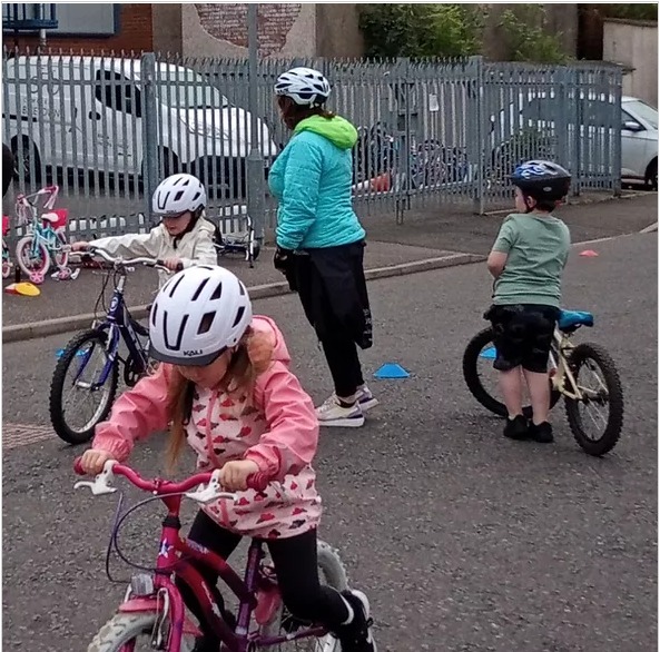 HnH_TheTrust's tweet photo. Our wonderful cycling hub @camglenbiketown have heaps of super #cyclinglessons this October! To experience the joy of cycling, there's #EssentialCyclingSkills for adults &amp; lessons for kids, ages 4-6 &amp; 7-12 🚴💜 

To book👉 https://t.co/7WPp5eAnqn
☎️ 0141 647 3250
@cyclingscotland https://t.co/RNRUeFn7eS