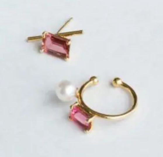 aiuke33's tweet image. /／
📣#佐藤健 さん衣装✨
\＼

健くんの2024年カレンダーは「ABYTS」とコラボ！
合わせて着けているパールのジュエリー達💗（イヤーカフ&amp;amp;リング）
♦TOMOKO FURUSAWA JEWELRY
♦MIKIMOTO

詳細は🔻
dorama-fashion.com/sugar-lip
#佐藤健2024カレンダー #佐藤健カレンダー　#健くん