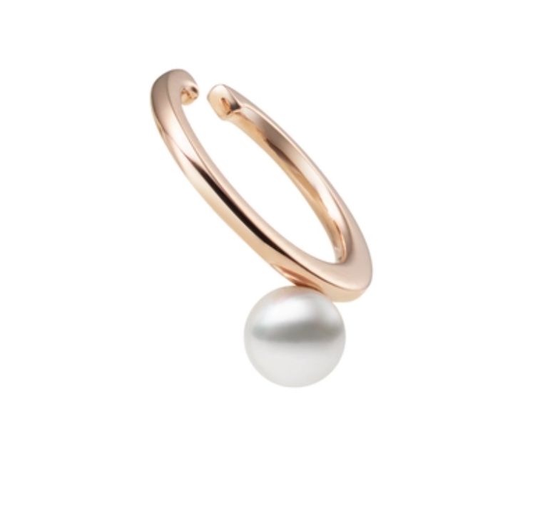 aiuke33's tweet image. /／
📣#佐藤健 さん衣装✨
\＼

健くんの2024年カレンダーは「ABYTS」とコラボ！
合わせて着けているパールのジュエリー達💗（イヤーカフ&amp;amp;リング）
♦TOMOKO FURUSAWA JEWELRY
♦MIKIMOTO

詳細は🔻
dorama-fashion.com/sugar-lip
#佐藤健2024カレンダー #佐藤健カレンダー　#健くん