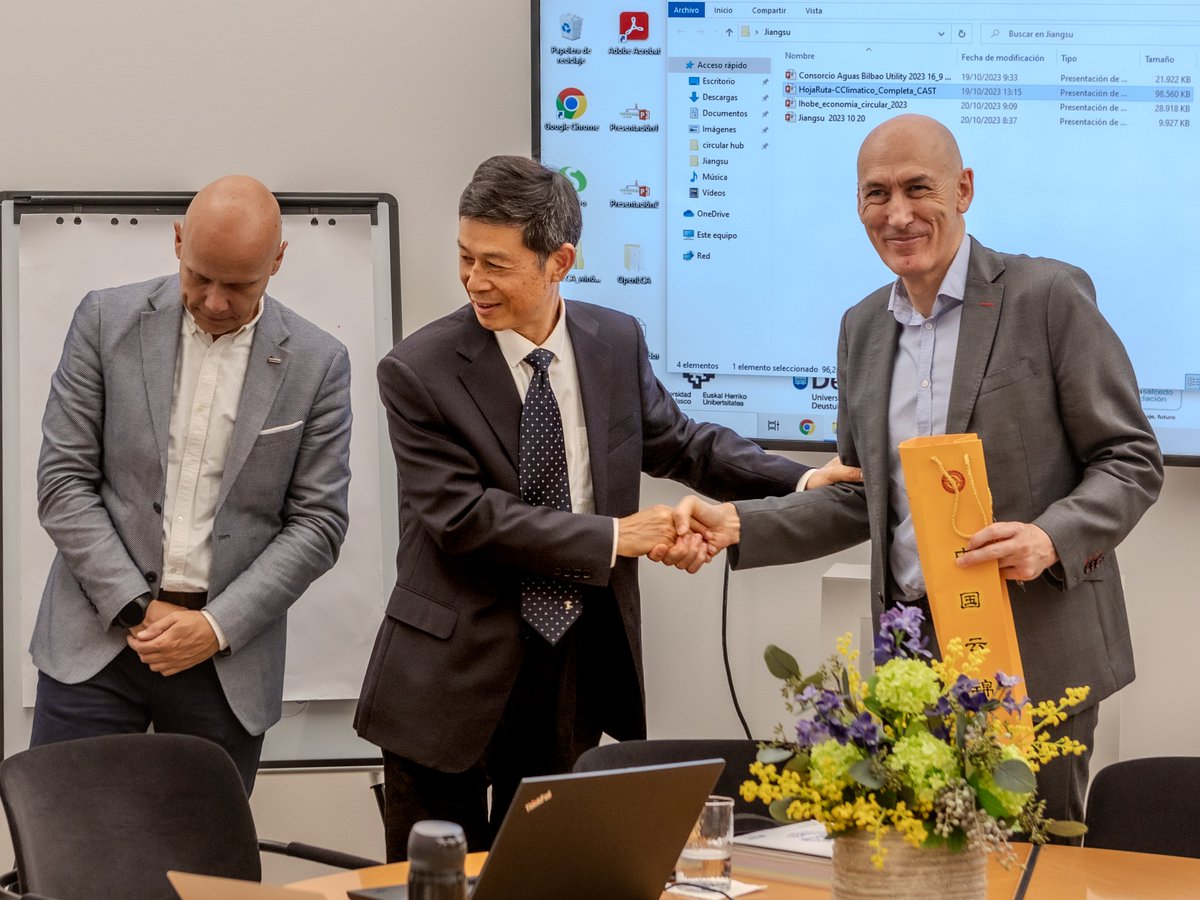 Ihobe_Eus's tweet photo. 🇨🇳🤝🍃#Ihobe-k Jiangsu-tik (Txina) etorritako ordezkaritza bat hartu du gaur #BasqueCircularHub-en Bilboko egoitzan.
Jiangsuko Ekologia eta Ingurumen Sailak eta Euskal Autonomia Erkidegoko Ekonomiaren Garapen, Jasangarritasun eta Ingurumen Sailak elkarrekin lan egitea adostu dute, bi eskualdeen artean ekologia- eta ingurumen-babesari buruzko trukea eta komunikazioa sustatzeko, ikerketa zientifiko eta teknologikoko jarduerak elkarrekin garatzeko eta ingurumen-sektoreko proiektuetan lankidetzan aritzeko.
----
🇨🇳🤝🍃 Ihobe ha recibido hoy en la sede del Basque Circular Hub en #Bilbao a una delegación procedente de Jiangsu (China).
El Departamento de Ecología y Medioambiente de Jiangsu y el Departamento de Desarrollo Económico, Sostenibilidad y Medio Ambiente del País Vasco (@EkoGarapena) han acordado en este encuentro trabajar conjuntamente con el objetivo de promover el intercambio y la comunicación sobre la protección ecológica y medioambiental entre ambas regiones, desarrollar conjuntamente actividades de investigación científica y tecnológica y cooperar en proyectos del sector medioambiental.