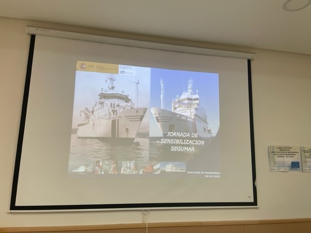 ISMrevistaMar's tweet photo. Dentro de las actuaciones derivadas del Plan #SEGUMAR, ayer tuvo lugar una "Jornada de Sensibilización en #Seguridad y #SanidadMarítima: Centro Radio Médico Español", para los patrones de la flota de #SanlúcardeBarrameda, en el espacio de la Cofradía de Pescadores de Sanlúcar. https://t.co/9qI1HiwjnM
