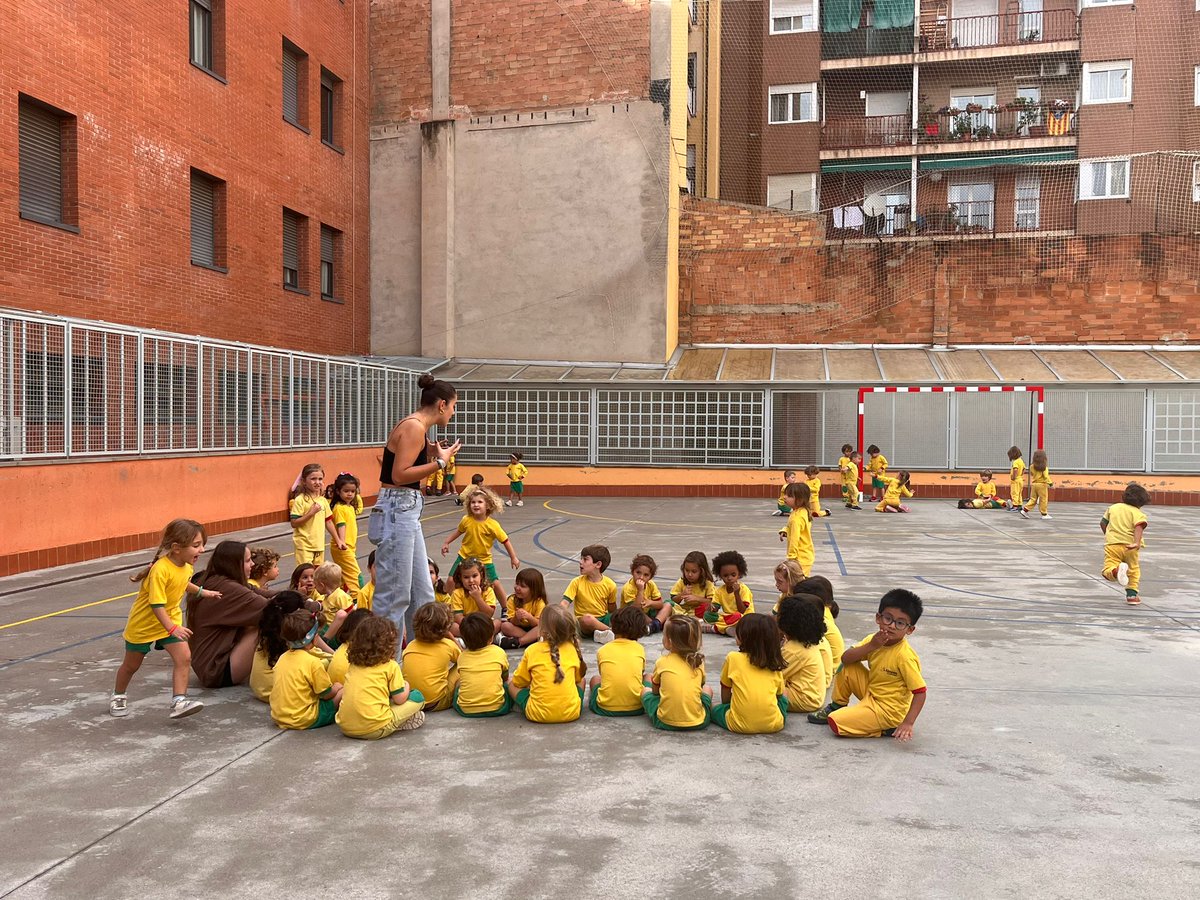 claretbarcelona's tweet photo. 👩🏼‍🏫Dins de les activitats dissenyades per ajudar a l'alumnat de Batxillerat a triar el seu futur, els nois/es que vulguin ser mestres o, tinguin interès pel món de l'educació, tenen la possibilitat de realitzar una estada en pràctiques a les aules d'I3, I4 i I5 de l'escola. https://t.co/ZhrA9ecn5p