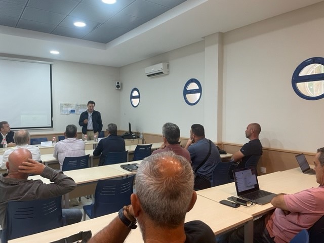 ISMrevistaMar's tweet photo. Dentro de las actuaciones derivadas del Plan #SEGUMAR, ayer tuvo lugar una "Jornada de Sensibilización en #Seguridad y #SanidadMarítima: Centro Radio Médico Español", para los patrones de la flota de #SanlúcardeBarrameda, en el espacio de la Cofradía de Pescadores de Sanlúcar. https://t.co/9qI1HiwjnM