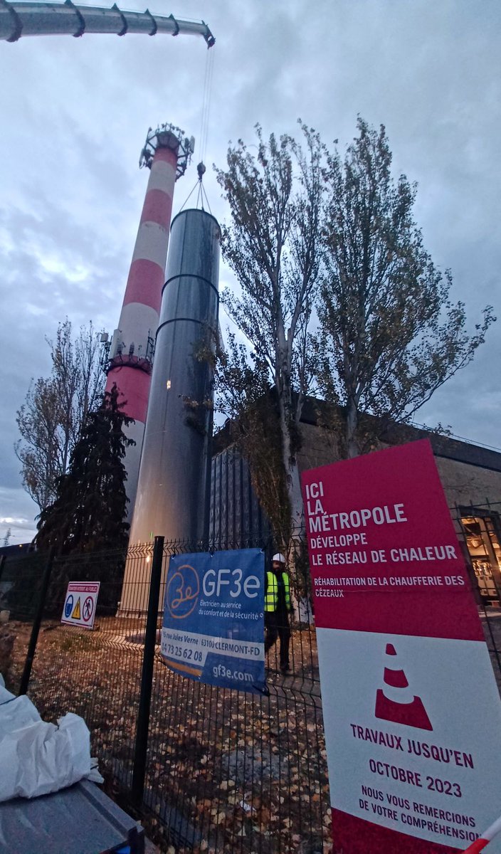 ReseauClauvae's tweet photo. Les opérations s'enchaînent à la chaufferie des Cézeaux !🚧L'une des nouvelles cheminées, de 17m de haut pour 8 tonnes, a été installée.🏗️
Les équipements ont été fabriqués par la société BEIRENS et manutentionnés par 2 acteurs puy-dômois, Profuma et Gauthier Levage. 👍

#travaux https://t.co/1aYQYT8knk