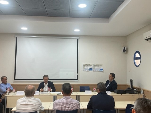 ISMrevistaMar's tweet photo. Dentro de las actuaciones derivadas del Plan #SEGUMAR, ayer tuvo lugar una "Jornada de Sensibilización en #Seguridad y #SanidadMarítima: Centro Radio Médico Español", para los patrones de la flota de #SanlúcardeBarrameda, en el espacio de la Cofradía de Pescadores de Sanlúcar. https://t.co/9qI1HiwjnM