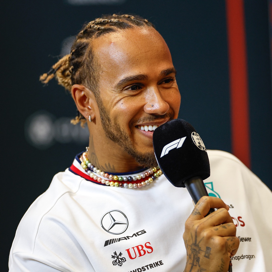 💬🇬🇧 Alors que les conditions extrêmes rencontrées au Qatar avaient largement été critiquées, Lewis Hamilton a lui défendu la F1 jugeant que les pilotes doivent "s'entraîner davantage" ! 🏋️

"Je vais être polémique, comme toujours. Il est évident que je n'ai pas participé à la