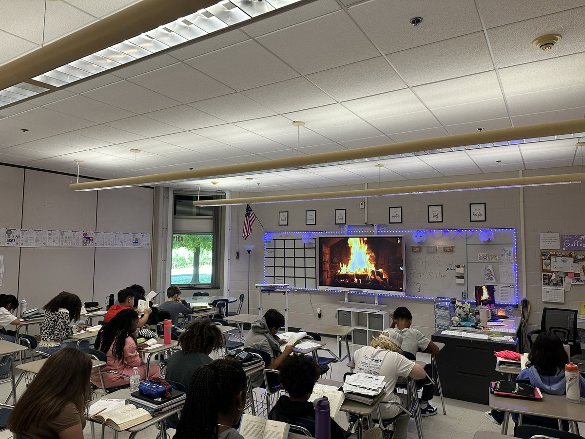 MsGaffey13's tweet image. Our team optimize book worm is growing!! Students are enjoying the opportunity to read different books 📚📖 @lyons_barton @EMSKowalchukAP #readingisfun #classlibrary