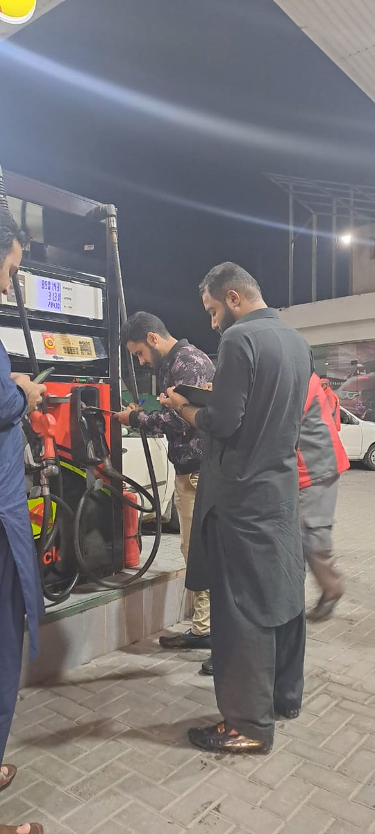 LDICTOfficial's tweet photo. Keeping a vigilant check on  measures in best public interest,  teams of Labour Department continued its regular inspections  of petrol stations across Islamabad. 07 nozzles sealed for faulty measure. 
@ccislamabad @dcislamabad https://t.co/sZZ68O94c4