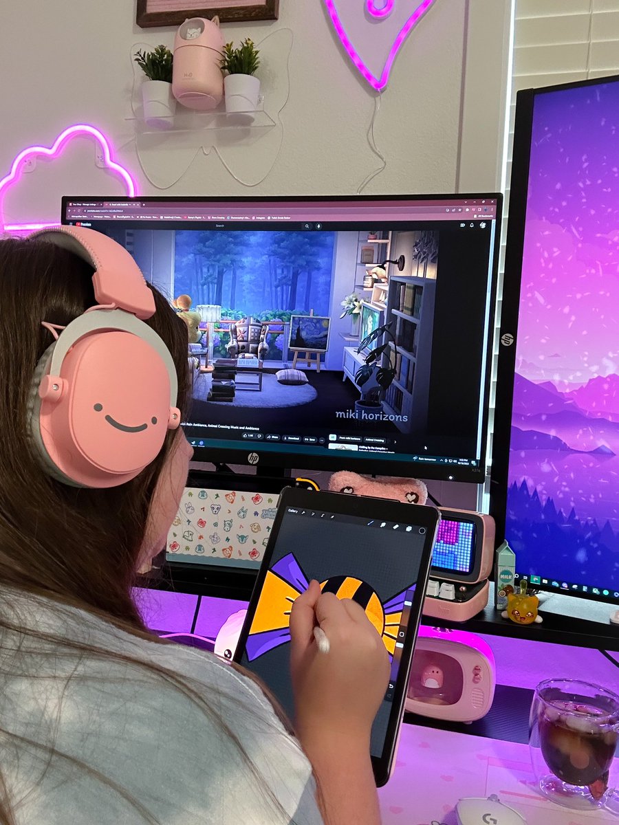 ☁️ Happy Friday! ☁️ 

I am happy to show you my gifted gaming headset FIFINE AMPLIGAME HEADSET H3 from @fifinemicrophone 🩷 this headset is super comfortable, audio is amazing and not to mention cute! I enjoyed using it while playing stardew valley and working on commissions.