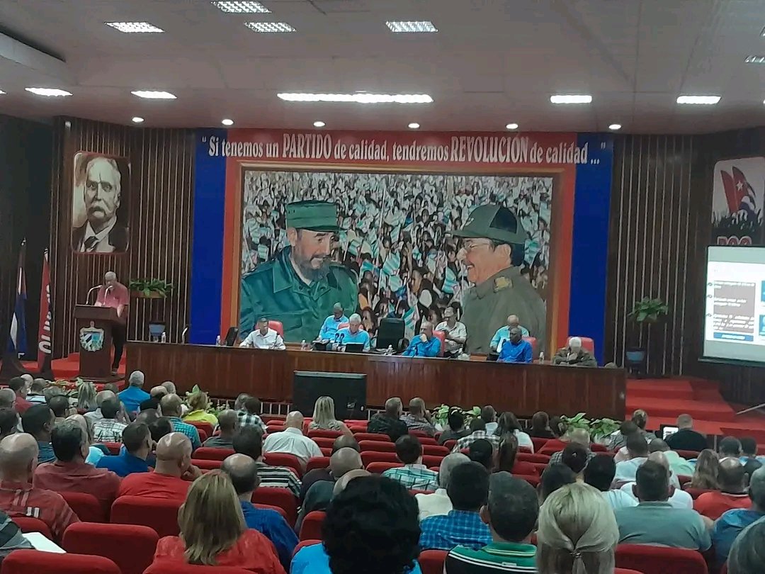 ahoracu's tweet photo. #Holguín || se desarrolla reunión de conclusiones de Visita Gubernamental, encabezada por Miguel Díaz-Canel Bermúdez, Primer Secretario del Comité Central y Presidente de la República, y Manuel Marrero Cruz, Primer Ministro. #Cuba
@DiazCanelB @MMarreroCruz 
📸 Nelson Rodríguez https://t.co/OLs0kTZUca