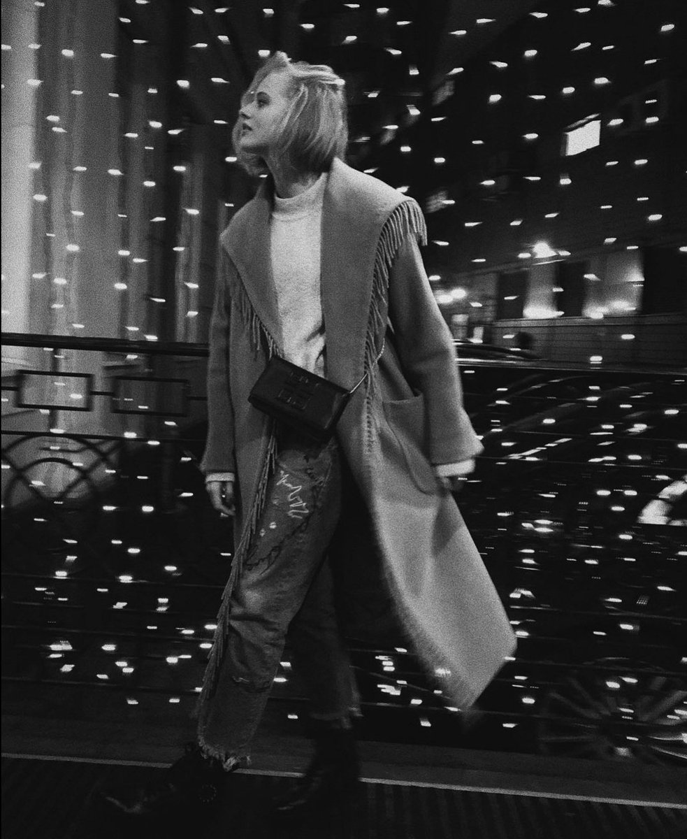 ⠀
решил схитрить, поэтому вожу окольными путями до магазина, лишь бы продлить этот вечер. 
⠀