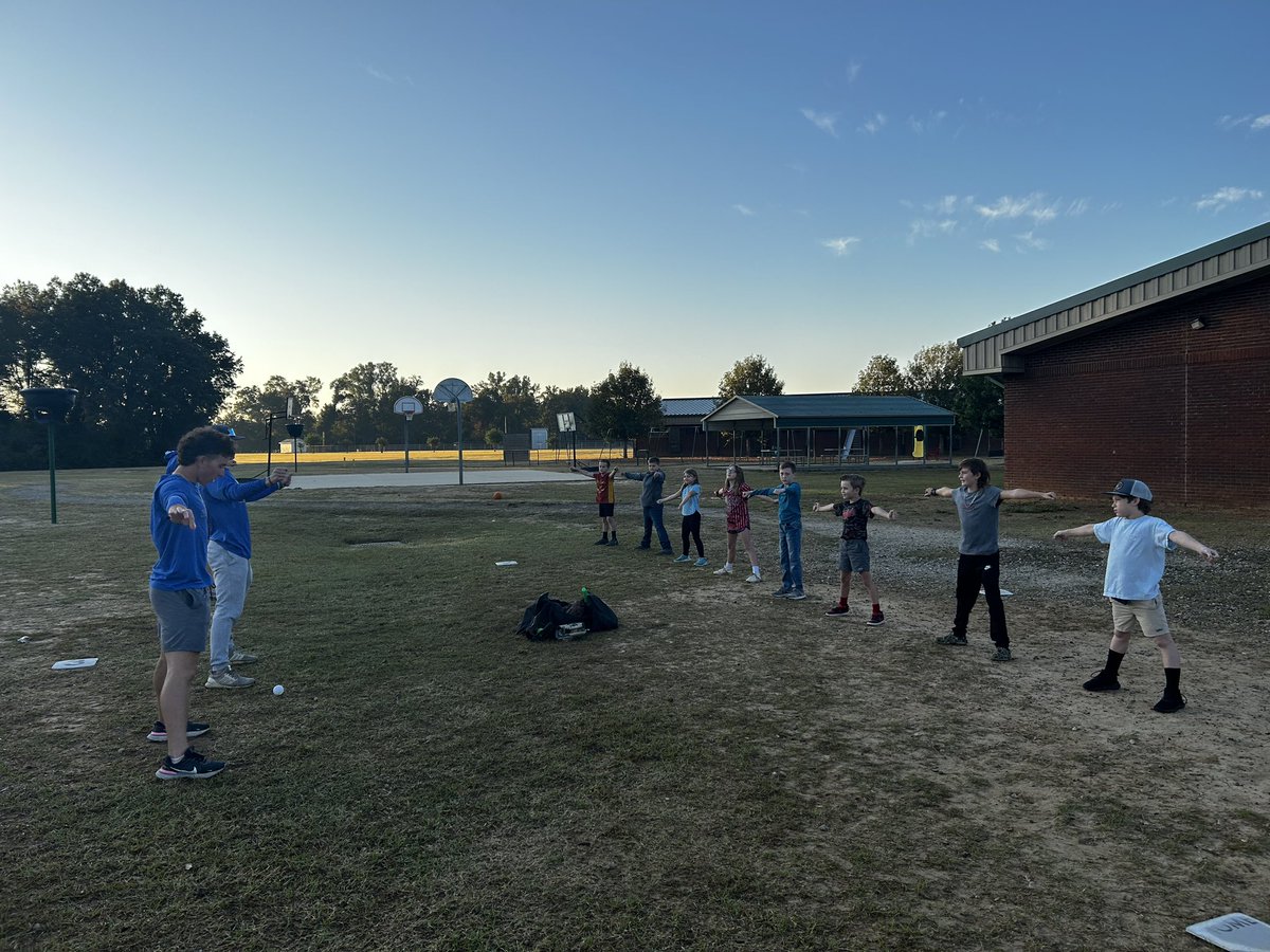 The Golden Rams Baseball team spending time out at Twin Oaks Elementary teaching kids during their excursion day 👏🏻

#RAMSUP🔵🟡