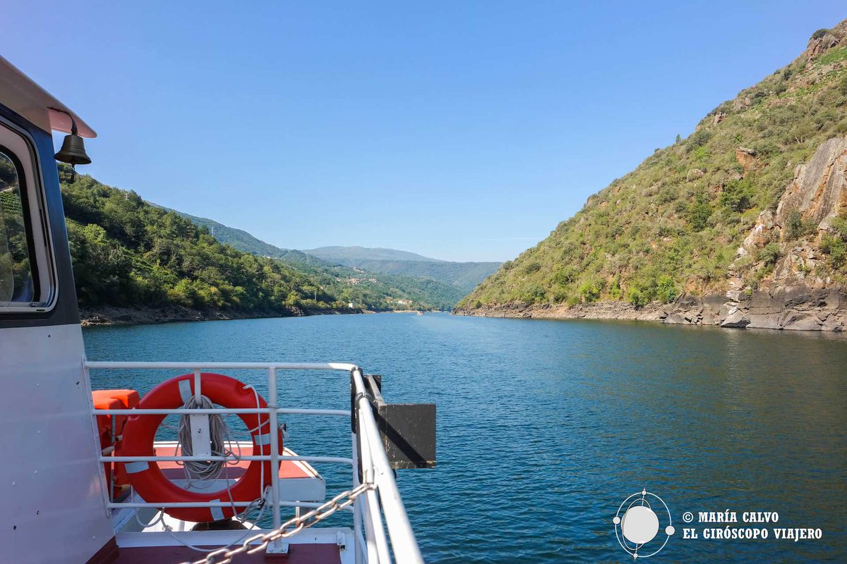 giroscopoviaja's tweet photo. Un paseo en catamarán por los monumentales cañones del río Sil en nuestro último artículo: https://t.co/gbJYWtV5gd
#ribeirasacra #catamarancañonessil #riosil #galicia #viticulturaheroica #turismo #lugo https://t.co/Y1sRj6Y4Nr