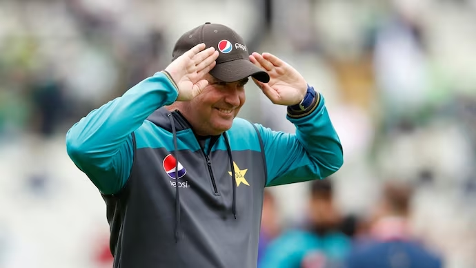 IndiaToday's tweet photo. Former India batter @cricketaakash has trolled #Pakistan’s cricket director #MickyArthur, calling for the DJ at the M Chinnaswamy Stadium in Bengaluru to play ‘Dil Dil Pakistan’ on the speakers. #AUSvPAK #WorldCup2023
“Koi DJ ko keh kar ‘Dil Dil Pakistan’ bajwa do at The Chinnaswamy. Pakistan desperately needs a wicket. It’s a flat track alright but this is fast moving towards 375+ score. #CWC23 #PakvAus,” Chopra posted on ‘X’.
Pakistan are facing Australia in Bengaluru in their fourth match in the ongoing ICC Men’s Cricket World Cup 2023. They are aiming to win their third match of the tournament after losing against India in Ahmedabad.
After losing against India last week, Arthur had hit out at the BCCI for not playing the song ‘Dil Dil Pakistan’ at the Narendra Modi Stadium.
(via @ITGDsports)
