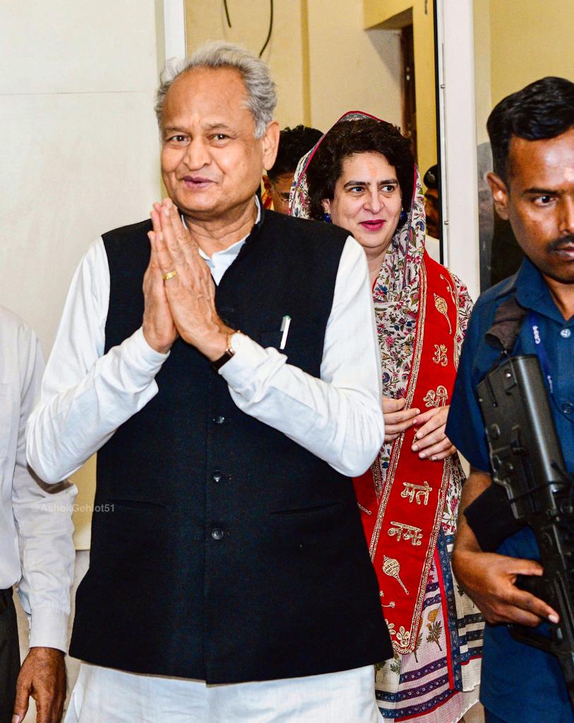 ashokgehlot51's tweet photo. जय जय श्री हनुमान
अव्वल बने राजस्थान

आज कांग्रेस महासचिव श्रीमती प्रियंका गांधी जी के साथ बल व विवेक के अधिष्ठाता परम आराध्य मेहंदीपुर बालाजी के दर्शन का पुण्यलाभ प्राप्त हुआ।

इस शुभ अवसर पर प्रदेशवासियों हेतु मंगलकामना की।

@priyankagandhi https://t.co/QiYnolzWqA