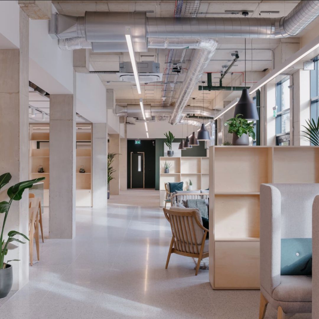 🏙️ Dive into the vibrant world of London's coworking gems with our newest and trendiest spaces 🇬🇧 🙇‍♂️ 💎 Explore innovative environments, while you engage with thriving communities. Your next adventure in productivity starts here! 🚀💼 ✨ 
#CoworkingLondon 🌐🔍 | 📸 Work + Play