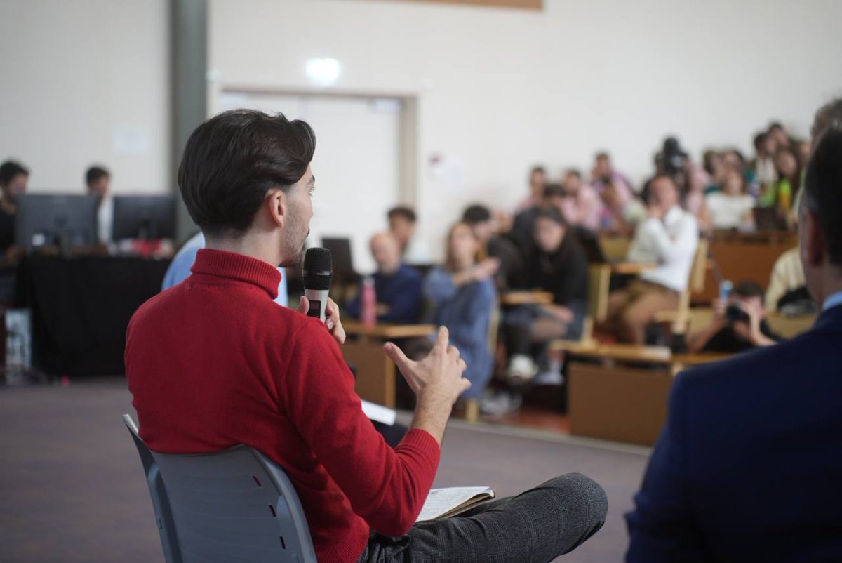 <a href="/Thomas_ANESTAPS/">Thomas Vermorel</a> <a href="/FranceUniv/">France Universités</a> <a href="/FFSportU/">FFSU</a> <a href="/Sports_gouv/">Ministère des Sports 🇫🇷</a> <a href="/sup_recherche/">Ministère Enseignement supérieur/Recherche/Espace</a> <a href="/universitereims/">Université de Reims Champagne-Ardenne</a> <a href="/Onaps_officiel/">Onaps</a> <a href="/VilledeReims/">Ville de Reims</a> <a href="/UFR_STAPS_Reims/">UFR STAPS Reims</a> <a href="/StapsAres/">ARES : Association Rémoise des Étudiants en STAPS</a> [#SportUniv 🤾]

@Tim_ANESTAPS commence en présentant les travaux autour de l'enquête 📊 "Pratique d'activités physiques et sportives et sédentarité chez les étudiants en formations universitaires en France" faite en collaboration avec l'<a href="/Onaps_officiel/">Onaps</a>.