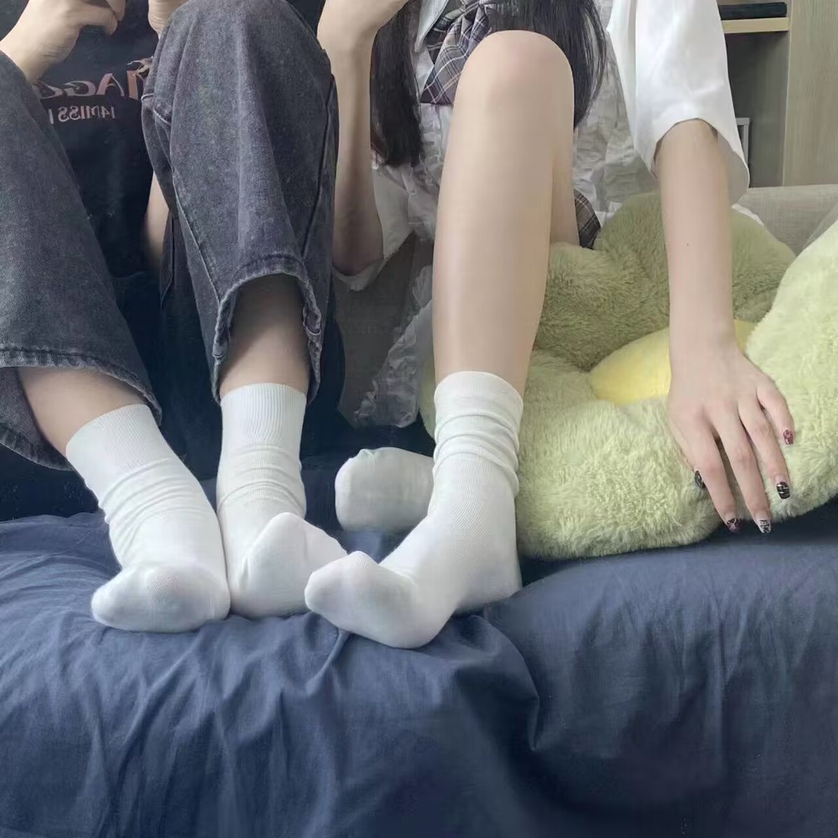 wanwan24181's tweet photo. 跟闺蜜的合拍 喜欢谁的脚呀   #女高  #文援姬   #丝足 #足控 #恋足    #萝莉   #原味 #袜子   #棉袜  #恋物癖 https://t.co/ukv3egyboM