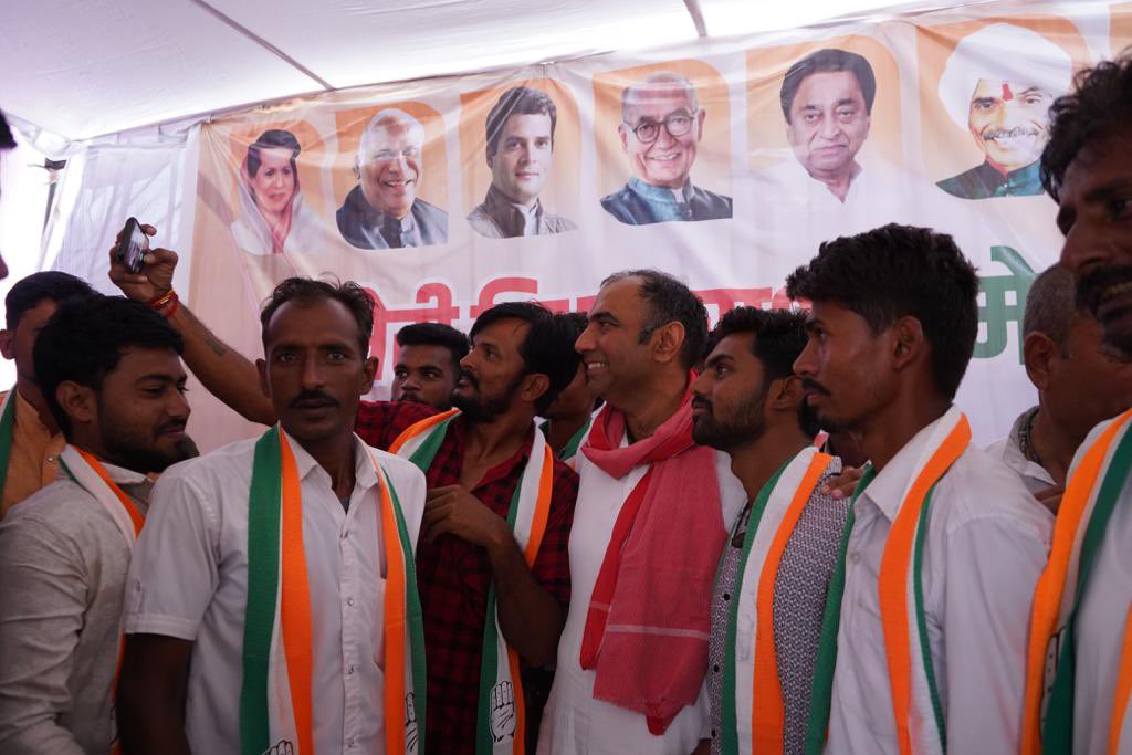 “वक्रतुंड महाकाय, सूर्य कोटि समप्रभ। 
निर्विघ्नम कुरू मे देव, सर्वकार्येषु सर्वदा।।

आज, भगवान श्रीगणेश जी का आशीर्वाद लेकर, खिलचीपुर क्षेत्र की ख़ुशहाली के लिए प्रार्थना कर, माचलपुर कार्यालय का शुभारंभ किया!

॥ॐ गणेशाय नमः॥

#खुशहाल_खिलचीपुर #Khushahal_Khilchipur
