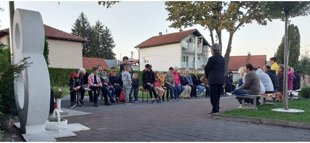KuleTop's tweet photo. U organizaciji udruge "Osmica" u Vitezu na spomen obilježju se tijekom listopada, Gospinog mjeseca, svaku večer u 18h moli krunica koju predvode djeca.
#ljubav #ponos https://t.co/6XZIkyP2UG