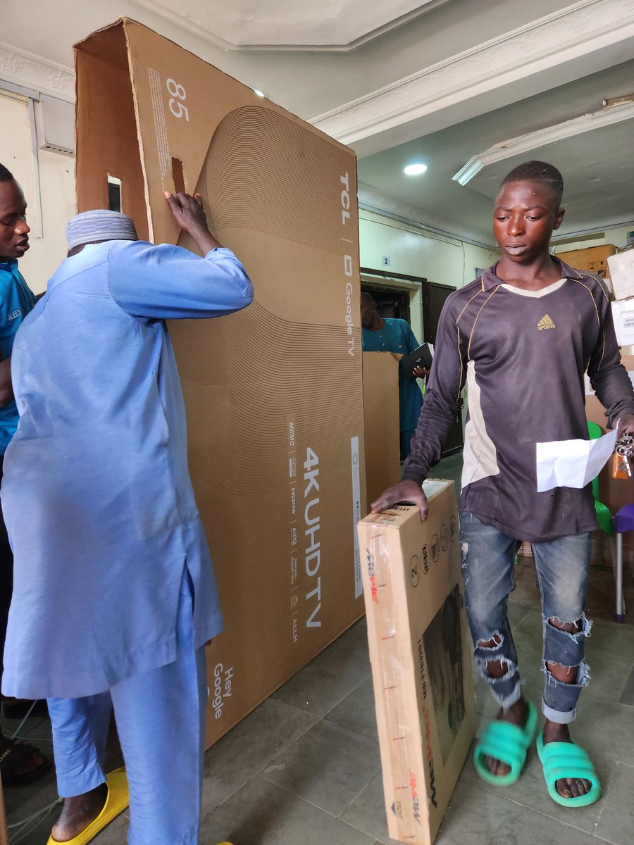 Martins_Foundat's tweet image. It&apos;s even taller than me. 
A new level of viewing at home.
#Decemberloading