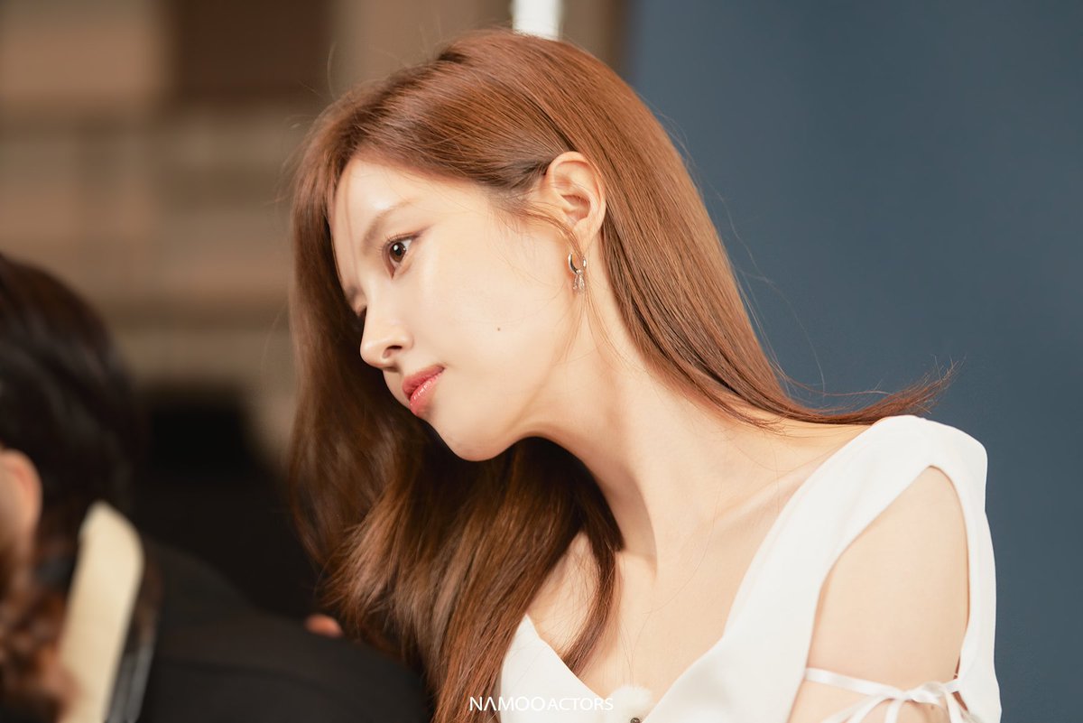_91O628's tweet photo. 어떤 소속사 취향 ㄹㅇ 한결같음
어떤여자의 옆선을 너무너무 사랑함
근데 현빠들이랑 취향 똑같아서 걍 매번 기립박수 짝짝짝 치고 개큰감사를 보내게 됨 https://t.co/NeCCWgnv6e