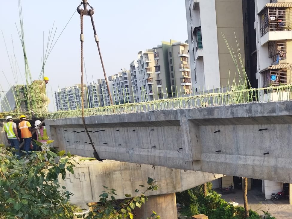 Maharail_Corp's tweet photo. Construction of ROB near Titwala Railway Station of @Central_Railway is in full swing by #MRIDC This ROB is a part of Kalyan Ring Road project of #MMRDA and improve connectivity with Kalyan, Dombivili, Ambernath, Mumbra & Kalwa.
#infrastructure #railway https://t.co/EuzVZM41Sr