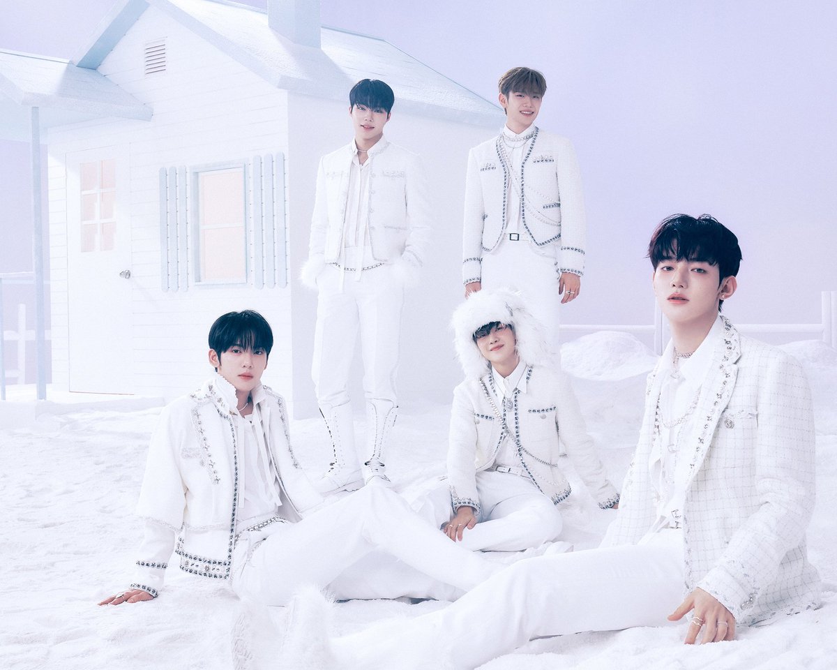 hayfoung's tweet photo. The fairytale has opened its page and inside them, you can see how gleaming we are with the overflowing pureness to your sight. Placed in the finest position, showing you our fineness within the elation radiated through our presence. https://t.co/BrT2bLkSxg