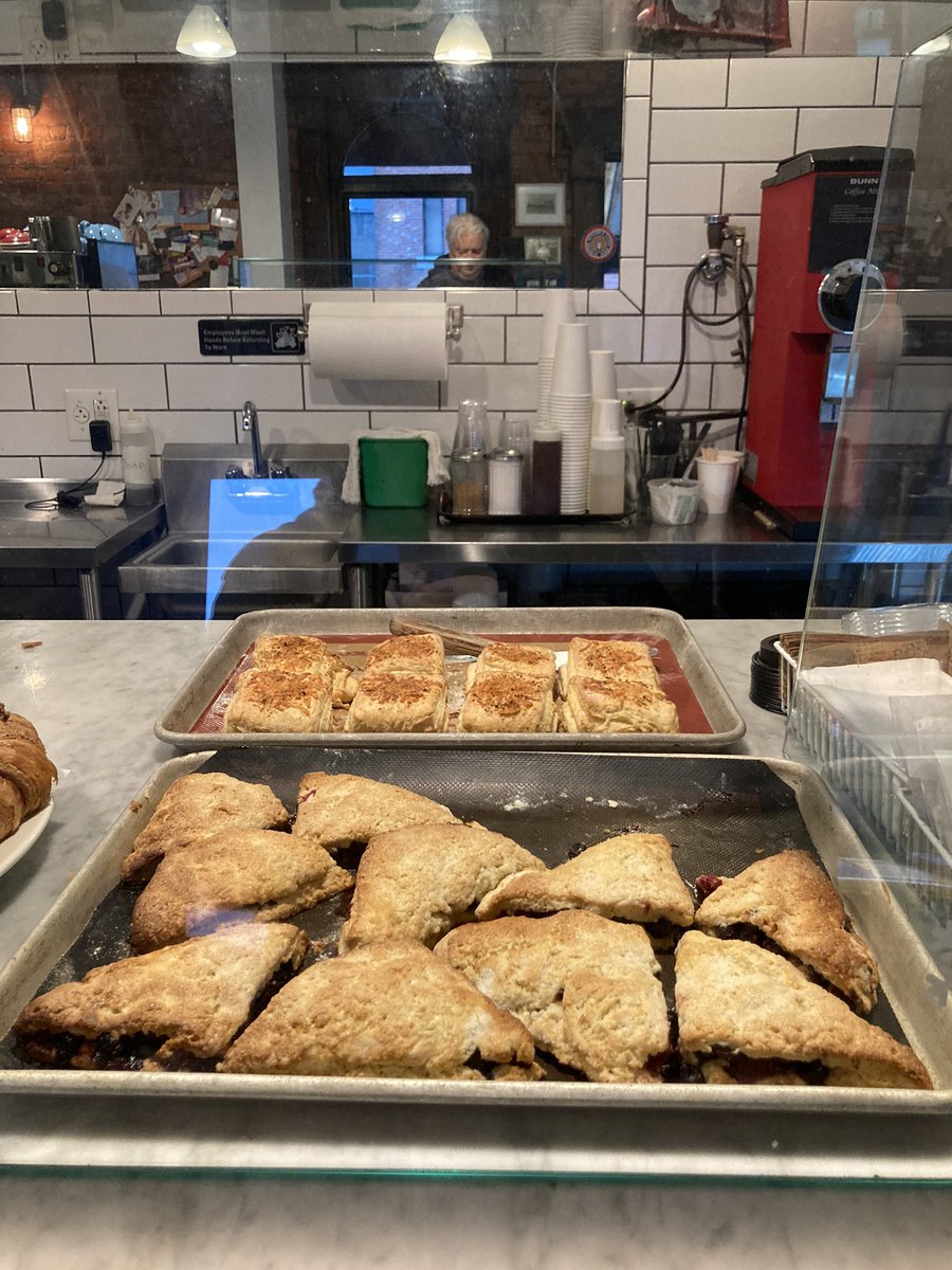 patirwinmusic's tweet photo. It’s a perfect day in the LIC Corner Cafe. Dusty Springfield is on the box. The Look Of Love. The biscuits and scones are fresh out of the oven. Perfect for a rainy day. I love saxophone solo on this record. #liccornercafe https://t.co/knqqMrOcAs