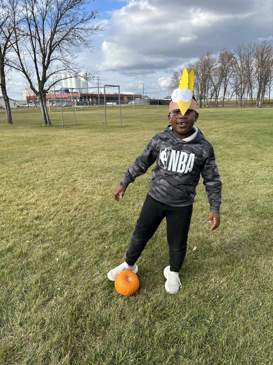 bothwellhsd's tweet photo. #fallfunday - great weather and stations to enjoy with our friends. Pumpkin relay and a scavenger hunt! https://t.co/fkjq0aTJV1