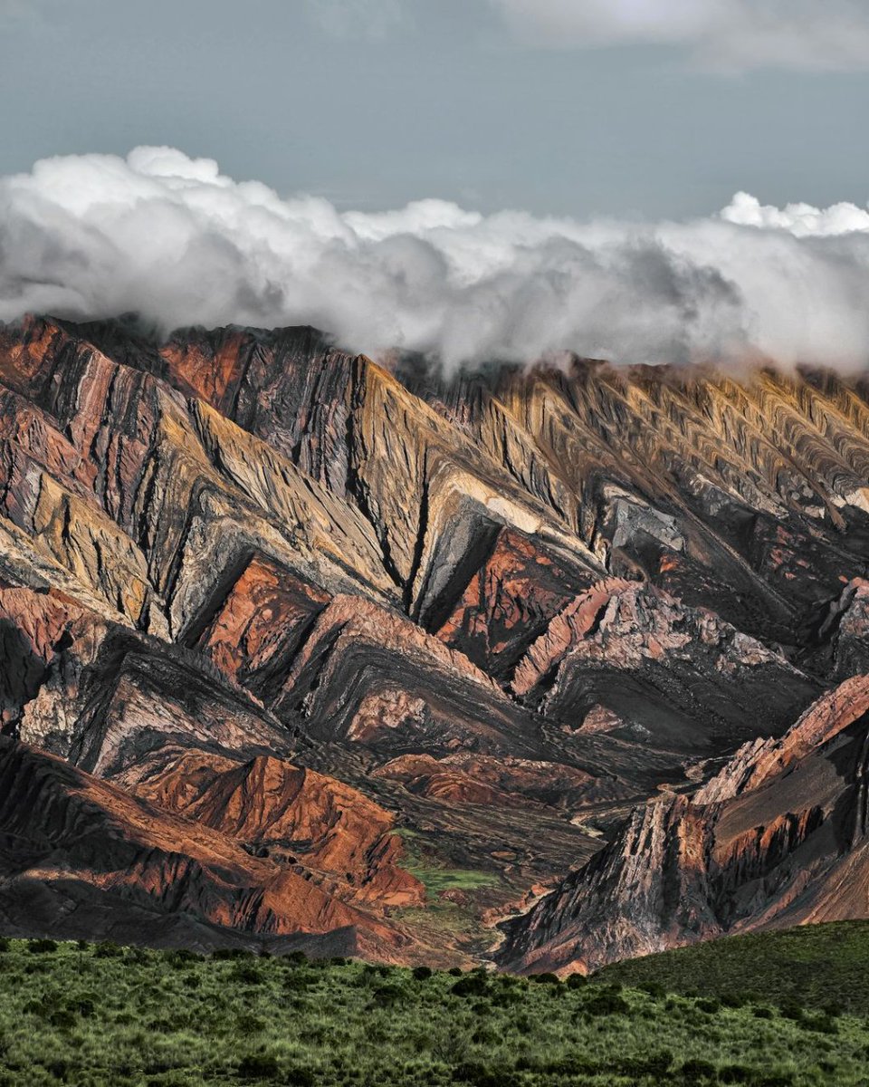 L'Argentina è molto più di Buenos Aires! La Quebrada de Humahuaca è una regione del nord dell'Argentina, al confine con la Bolivia e il Cile, nella provincia di Jujuy. Ogni curva rivela una storia unica! 🌄