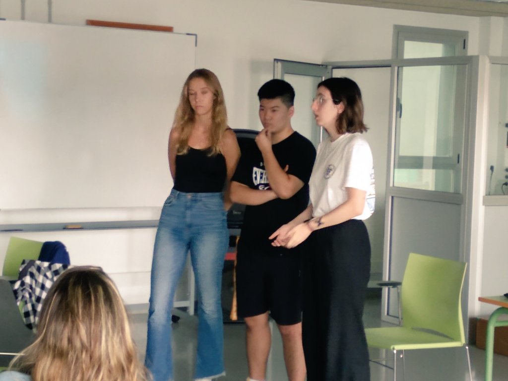 xarxavalors_sc's tweet photo. 1a sessió del Seminari de Coordinació Centres per la Convivència curs 23-24! Joves del projecte europeu #Fastlisa ens presenten el projecte i com buscar estratègies comunes per treballar amb joves de l'ESO de #SantaColoma els discursos d'odi a través de les pantalles. https://t.co/9T1dwlHK1o
