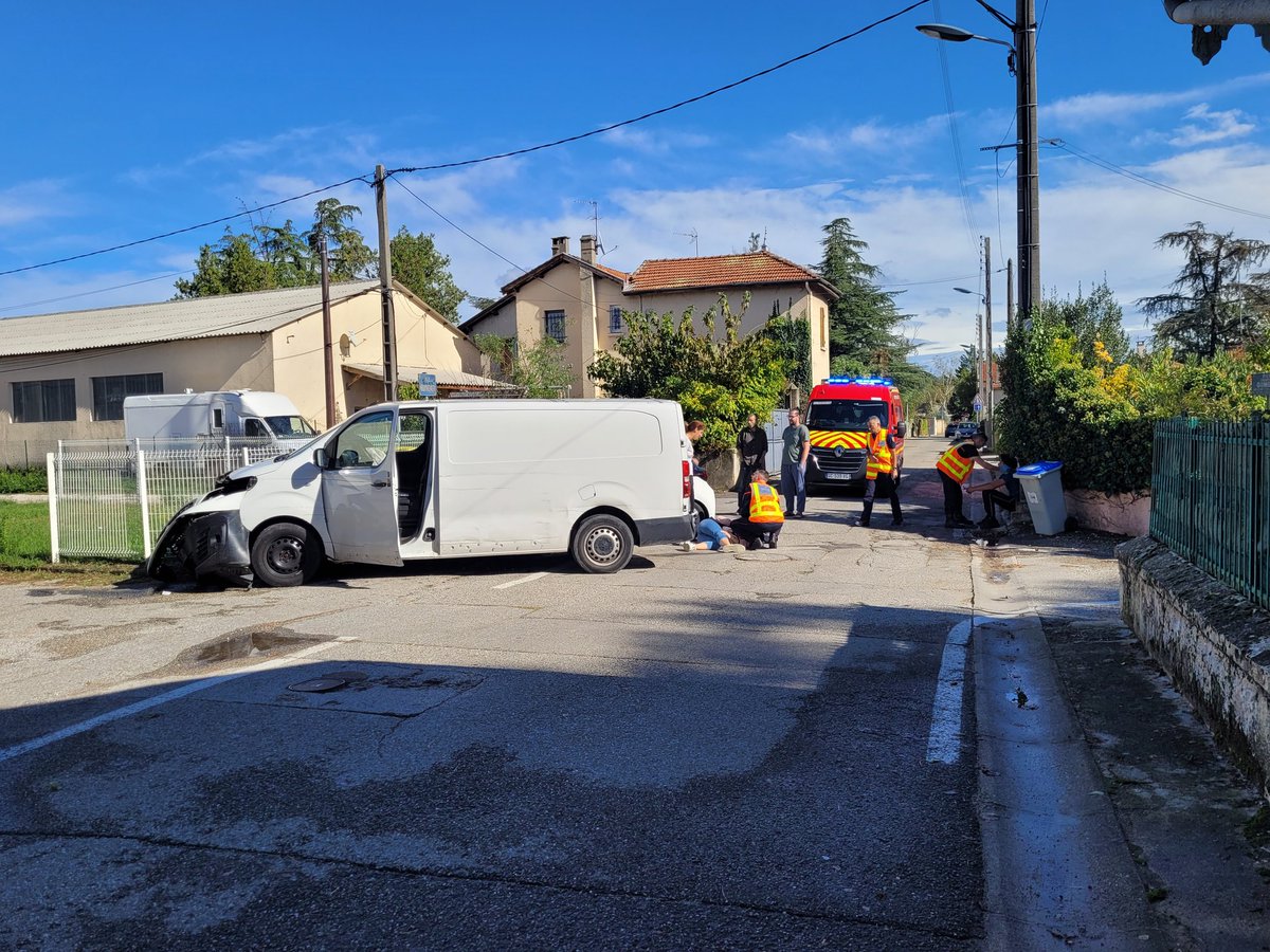 Benjam1Coste's tweet photo. La rue Guynemer est dangereuse comme l'atteste l'accident qui vient de s'y produire. Les véhicules roulent souvent à vitesse excessive (la rue n'est même pas limitée à 30km/h) alors que maisons et rues adjacentes donnent dessus. 
Que fait-on @VilleDeRomans et @MH_Thoraval ? https://t.co/7okuRDKXyy